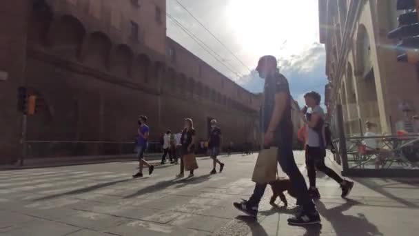 Уго Басси улице в Болонье, Италия с людьми, идущими — стоковое видео