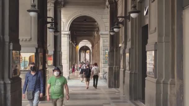 Utsikt över arkaderna i Bologna med människor som passerar — Stockvideo