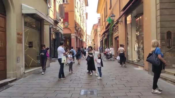 Bologna-smuget med folk fra 3. – stockvideo