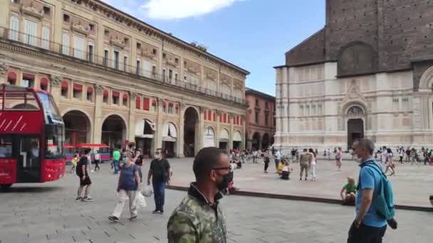 Vista de Piazza Maggiore en Bolonia, Italia llena de gente 7 — Vídeos de Stock