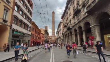Sokağın sonunda Torre degli Asinelli ile Bologna 'daki Rizzoli manzarası