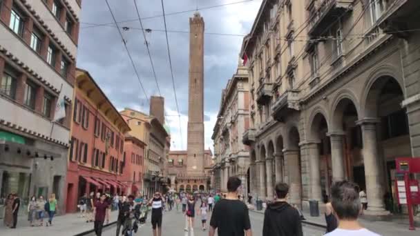 Pohled na Rizzoli v Boloni s Torre degli Asinelli na konci ulice 2 — Stock video