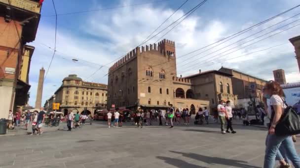 Zicht op Piazza Maggiore in Bologna, Italië vol mensen 16 — Stockvideo