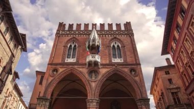 İtalya 'nın Bologna kentindeki Porta Ravegnana' nın bakış açısı zaman aşımına uğradı