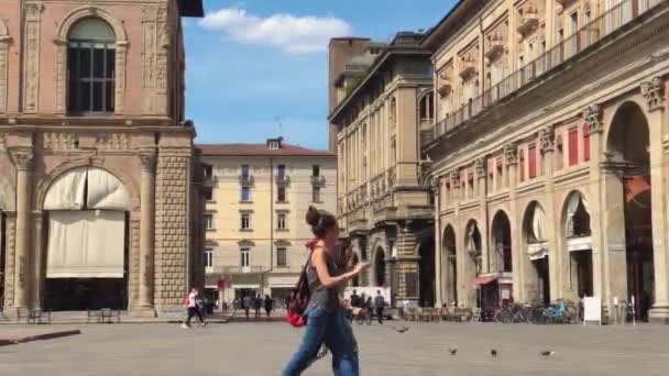 Utsikt över Piazza Maggiore i Bologna, Italien full av människor 17 — Stockvideo