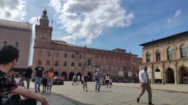 Blick auf die Piazza Maggiore in Bologna, Italien voller Menschen — Stockvideo