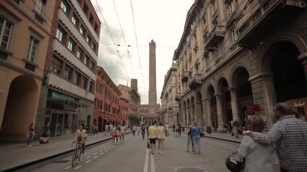 Pohled na Rizzoli v Boloni s Torre degli Asinelli na konci ulice 3 — Stock video