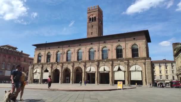 Άποψη της Piazza Maggiore στην Μπολόνια, Ιταλία γεμάτη ανθρώπους 2 — Αρχείο Βίντεο