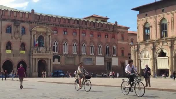 Vista da Piazza Maggiore em Bolonha, Itália cheia de pessoas 4 — Vídeo de Stock