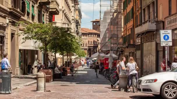 Tid förflutit för View of Bologna gränd med människor — Stockvideo