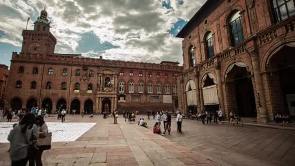 Tidsbrist på utsikt över Piazza Maggiore i Bologna, Italien full av människor 3 — Stockvideo