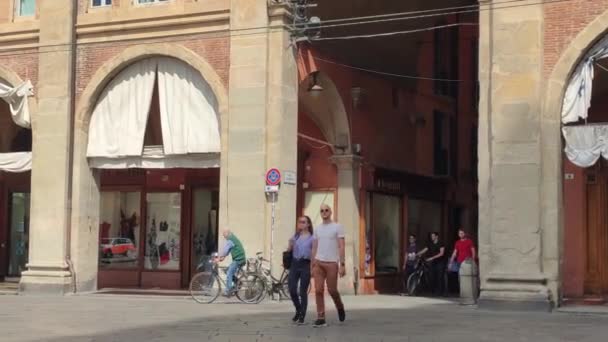 Uitzicht op Piazza Maggiore in Bologna, Italië vol mensen — Stockvideo