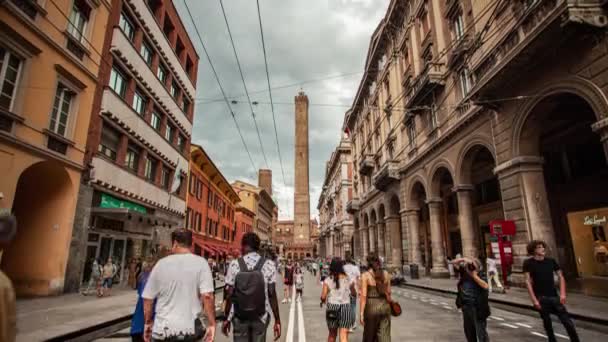 Časová prodleva výhledu přes Rizzoli v Boloni s Torre degli Asinelli na konci ulice — Stock video