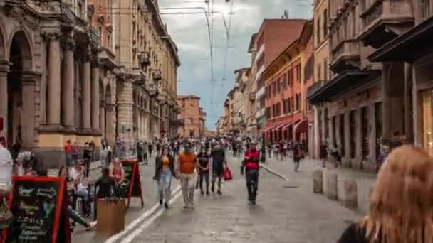 Tijdsverloop van het uitzicht van via Rizzoli in Bologna met Torre degli Asinelli aan het einde van de straat 2 — Stockvideo