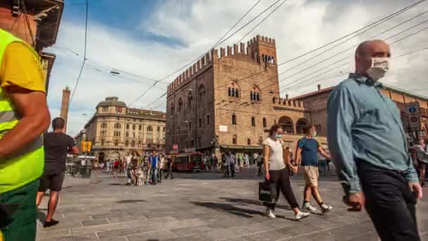 Time lapse of the view of Piazza Maggiore in Bologna, Italy full of people 2 — Stock Video