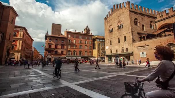 Time lapse of the view of Piazza Maggiore in Bologna, Italy full of people — Stock Video