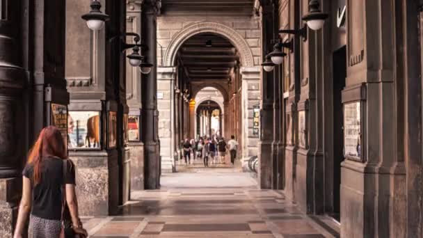 Time lapse della vista dei portici di Bologna con la gente che passa — Video Stock