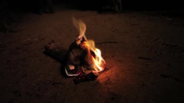 Yerdeki yanan feneri toplayın.