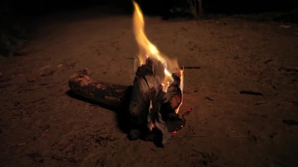 Linterna ardiente en el suelo — Vídeos de Stock