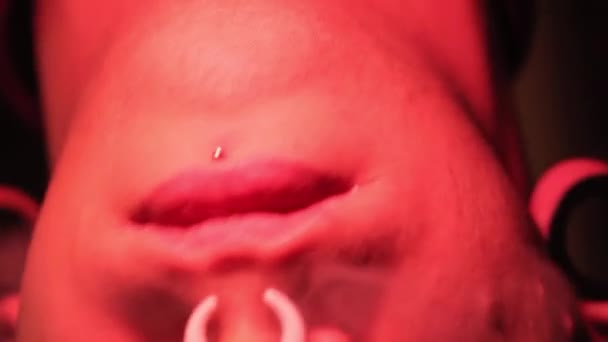 Detail eines Nasenpiercings — Stockvideo