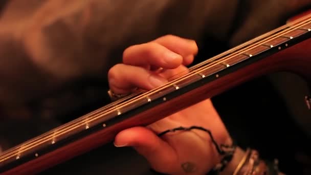 Detalhe da guitarra acústica — Vídeo de Stock