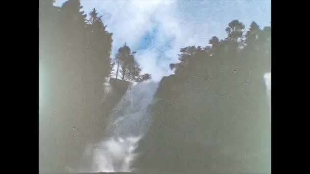 BOLZANO, ITALIË 1977: Waterval in de dolomieten 2 — Stockvideo