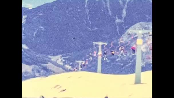 MADONNA DI CAMPIGLIO, ITÁLIE 1974: Dolomity lyžařské středisko s lidmi na dovolené v roce 1974 — Stock video