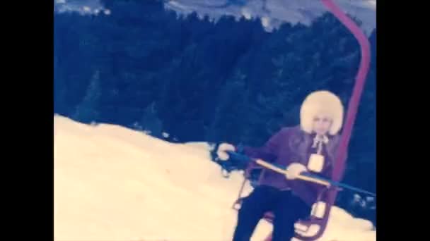 MADONNA DI CAMPIGLIO, ITALIA 1974: Dolomitas estación de esquí con la gente de vacaciones en 1974 — Vídeos de Stock