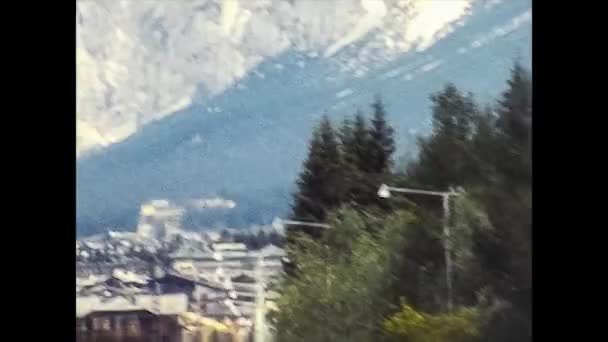 BRAIES, ITALIEN 1974: Dolomiter sommarlandskap i Braies 1974 12 — Stockvideo