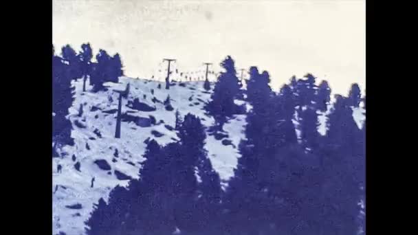 MADONNA DI CAMPIGLIO, ITALIA 1974: Dolomitas estación de esquí con la gente de vacaciones en 1974 — Vídeo de stock