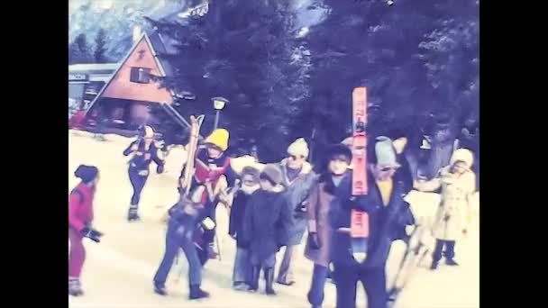 MADONNA DI CAMPIGLIO, ITÁLIE 1974: Dolomity lyžařské středisko s lidmi na dovolené v roce 1974 — Stock video