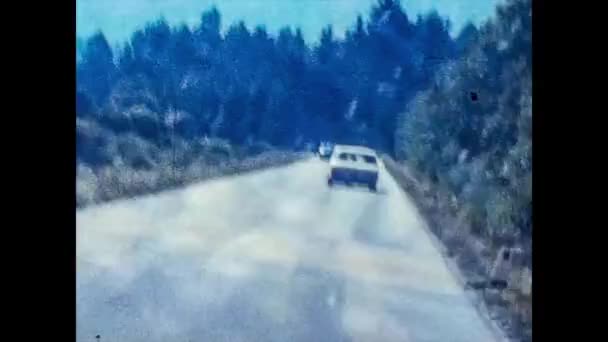 BRAIES, ITALIA 1974: Coche viejo en la calle en 1974 en Italia — Vídeo de stock