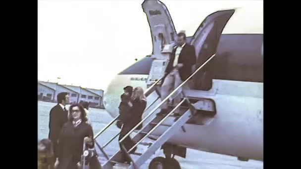 МИЛАН 1976: Люди выходят из самолета в аэропорту Милана 3 — стоковое видео