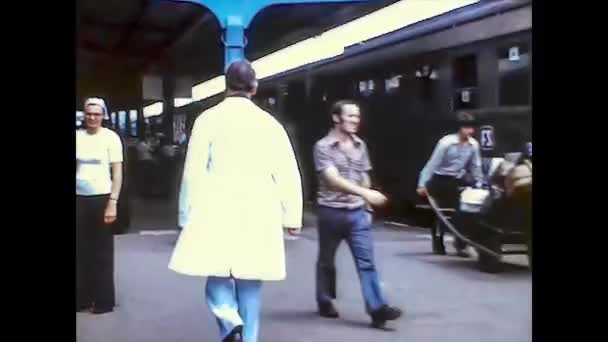 ΛΟΡΔΕΣ, ΓΑΛΛΙΑ 1974: Άνθρωποι που ταξιδεύουν στο σιδηροδρομικό σταθμό της Λούρδης στα μέσα της δεκαετίας του '70 — Αρχείο Βίντεο