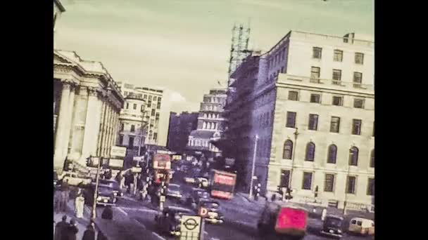 LONDÝN, Velká Británie 9. června 1975: Ulice Londýna v každodenním životě zabrané v polovině 70. let, 4K Digitalizované záběry 22 — Stock video