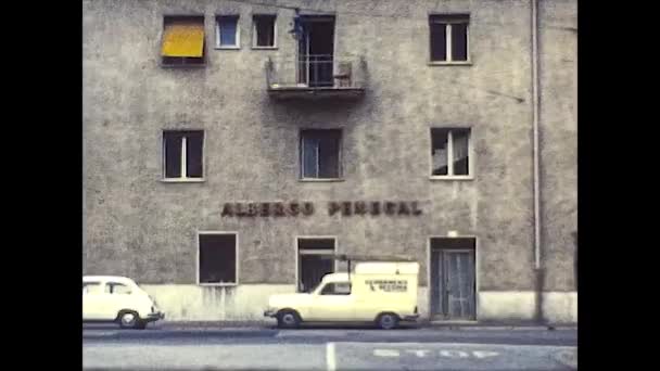 BEYAZ, İTALYA 1974: 1974 'teki Braies caddelerinin görüntüsü — Stok video