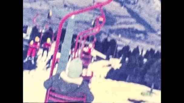 MADONNA DI CAMPIGLIO, ITALY 1974: 1974 yılında insanlarla birlikte Dolomitler kayak merkezi — Stok video