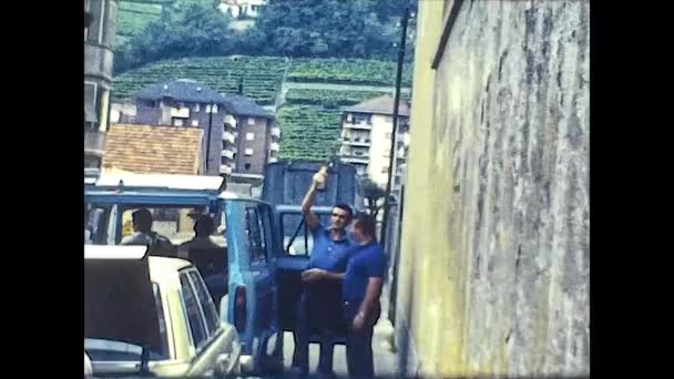BRAIES, ITALIEN 1974: Menschen im Urlaub in Prags am 1974 2 — Stockvideo