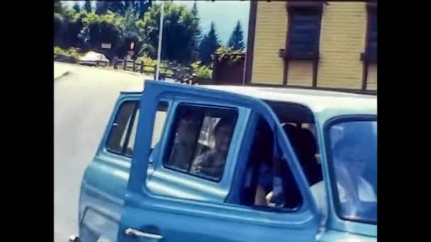 BRAIES, ITALIA 1974: Imágenes históricas con personas en coche en Italia en 1974 — Vídeos de Stock