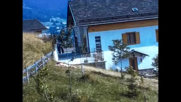 CANAZEI, ITALIA 1975: Feliz familia en vacaciones de verano en la montaña en Canazei en 1975 — Vídeos de Stock