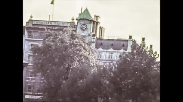 LONDON, UK 9 HAZİRAN 1975: Günlük hayatta Londra sokakları 70 'lerin ortasında, 4K Dijitalleştirilmiş görüntü 19 — Stok video
