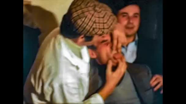 ITALIA 1974: Cena in casa con gli amici nel 1974 — Video Stock