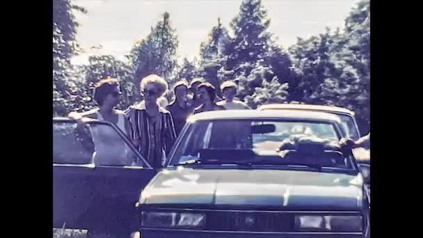 RIVA DEL GARDA 1976: Italianos durante uma viagem de carro 2 — Vídeo de Stock