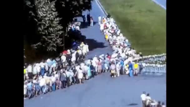 LOURDES, FRANCE 1974: 70 'lerin ortasında Lourdes' e dini hac — Stok video