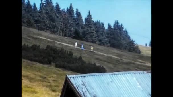 CANAZEI, ITALY 1975: Canzei fjellandskap i Italia i 1975 – stockvideo
