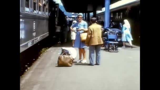 1974年（昭和49年）フランス・ロルデス- 70年代半ばにルルド駅を旅する人々 — ストック動画