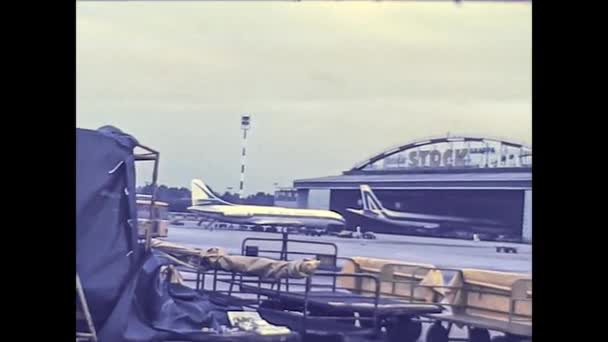 MILAN 1976: Milánské letiště s pohybujícími se letadly v polovině 70. let — Stock video