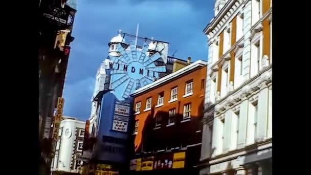 LONDRES, Reino Unido 9 DE JUNHO DE 1975: Ruas de Londres na vida diária tomadas em meados dos anos 70, 4K Imagens digitalizadas 11 — Vídeo de Stock