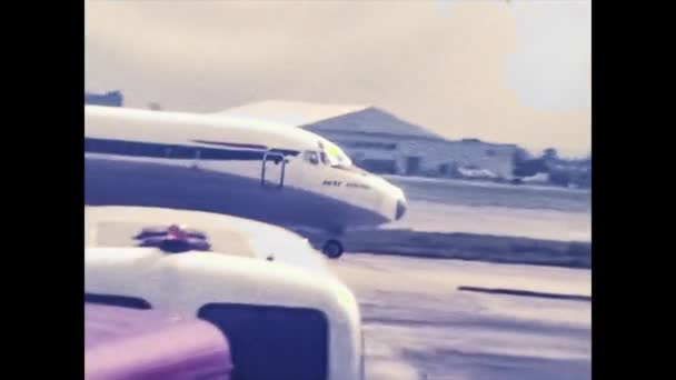 MILAN 1976: 70 'lerin ortasında hareket halindeki uçakları olan Milan Havaalanı — Stok video
