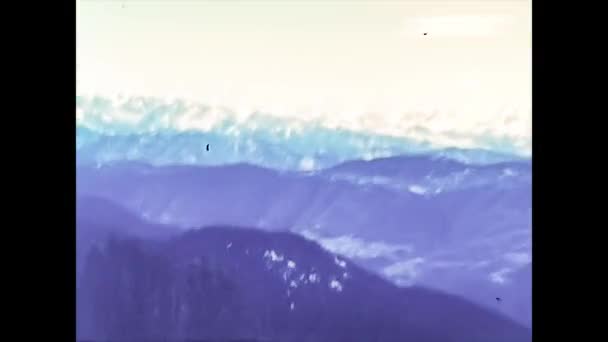 MADONNA DI CAMPIGLIO, WŁOCHY 1974: Ośrodek narciarski Dolomity z ludźmi na wakacjach w 1974 roku — Wideo stockowe